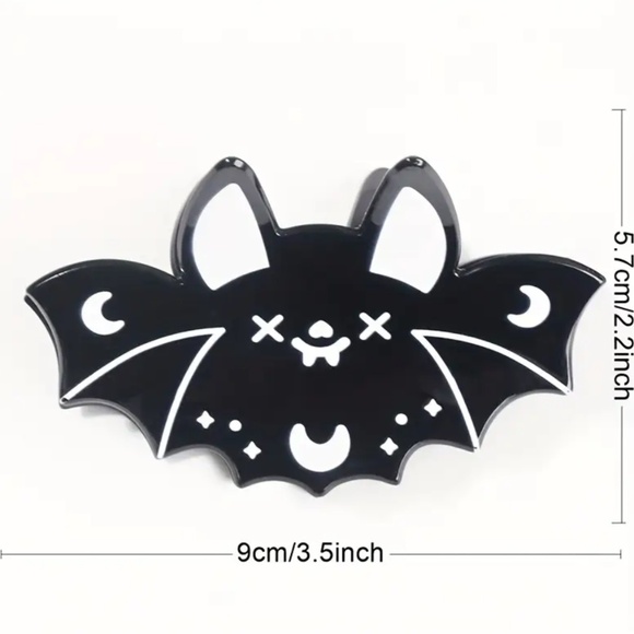 đź’– 3/$30 đź’– Black Cartoon Bat Hair Claw - Picture 2 of 4